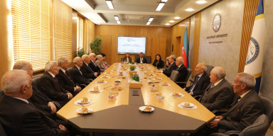 BDU rektoru Məşvərət Şurasının üzvləri ilə görüşüb