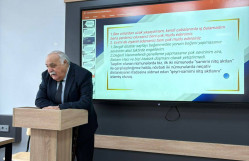 “Klişe ifadələr (“kalıp sözler”) – nəzakət kateqoriyasının etnomental ifadə fərqliliyinin təzahürü kimi (türk mürəkkəb cümləsi kontekstində)”