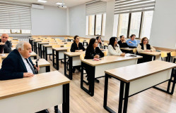 “Klişe ifadələr (“kalıp sözler”) – nəzakət kateqoriyasının etnomental ifadə fərqliliyinin təzahürü kimi (türk mürəkkəb cümləsi kontekstində)”