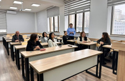 “Klişe ifadələr (“kalıp sözler”) – nəzakət kateqoriyasının etnomental ifadə fərqliliyinin təzahürü kimi (türk mürəkkəb cümləsi kontekstində)”