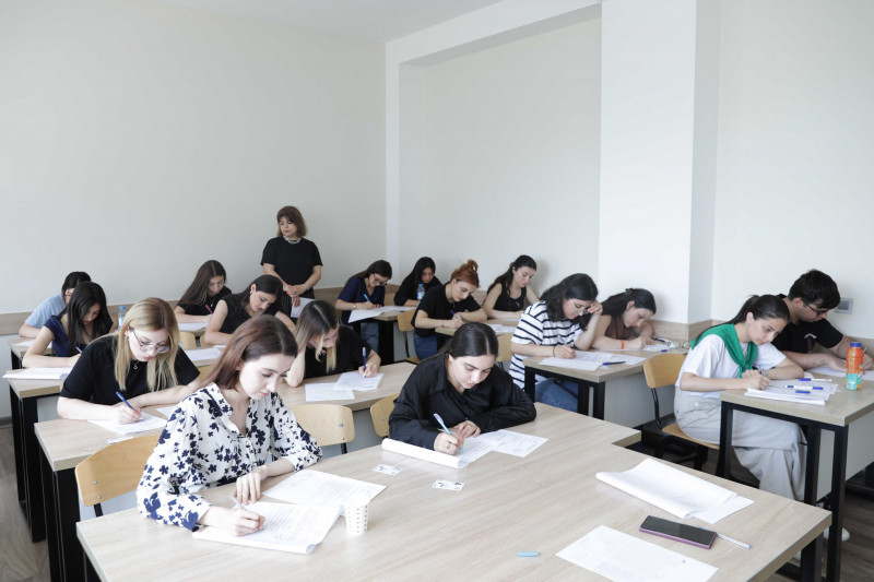 Yaz imtahan sessiyası başlayıb
