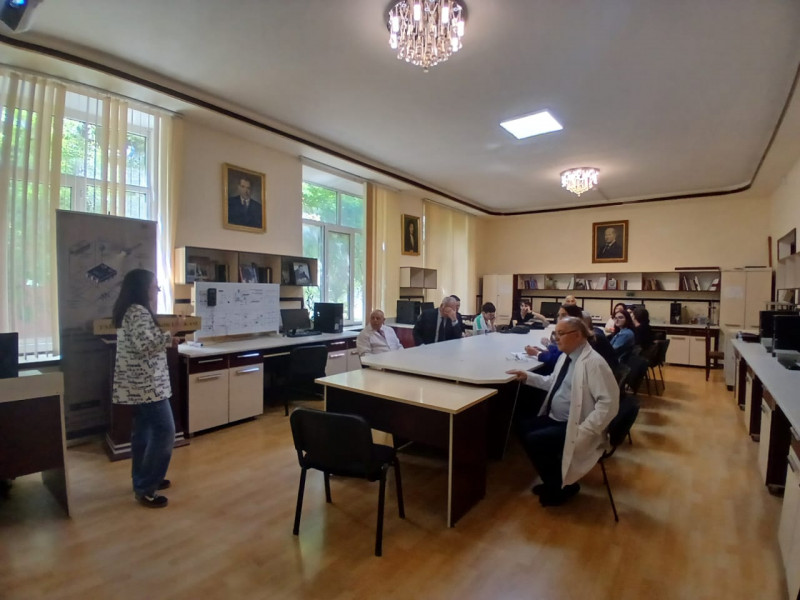 Yarımkeçiricilər fizikası kafedrasında tələbə məruzə ilə çıxış edib