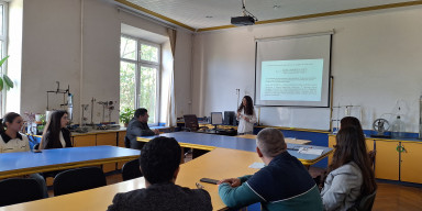 Nəzəri fizika kafedrasında magistrantlarının dissertasiya işlərinin ilkin müzakirəsi keçirilib