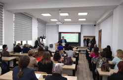 Ərəb filologiyası kafedrasının baş müəllimi Nigar Nazim qızı Rzayevanın «Ərəb dilində tabesiz mürəkkəb cümlələr» mövzusunda filologya üzrə fəlsəfə doktorluğunun dissertasiya işinin ilkin müzakirəsi keçirilib