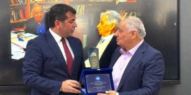 Professor Qulu Məhərrəmliyə “Şirməmməd Hüseynov” mükafatı təqdim olunub