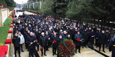 BDU kollektivi Şəhidlər xiyabanını ziyarət edib