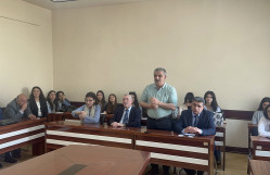 Fizika fakültəsinin məzunu nəzəri fizika üzrə seminar keçirib