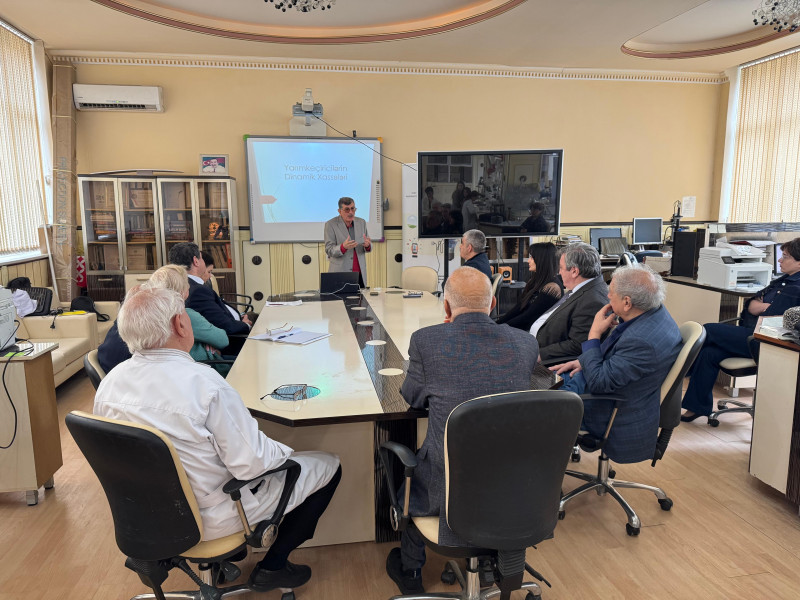 Elmi seminarda Raman spektroskopiyasının xüsusuiyyətləri barədə danışılıb