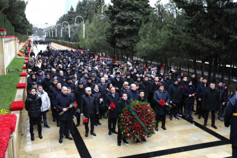 BDU kollektivi Şəhidlər xiyabanını ziyarət edib