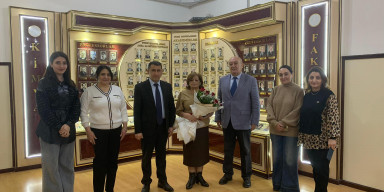 Fəridə xanım Aslanovanın 80 illik yubileyidir