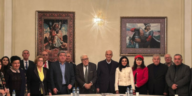 Türkoloji Qurultayın 100-cü ildönümünə həsr olunmuş dəirmi masa