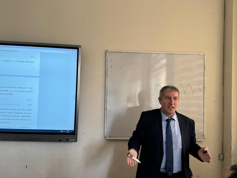 BDU-da ikinci tərtib hiperbolik tənliklərə dair araşdırmalar davam etdirilir