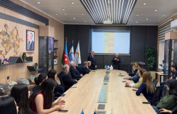 Bakı Dövlət Universitetinin Geologiya fakültəsinin təşkilatçılığı ilə “Şəhərsalma və Memarlıq İli” çərçivəsində “Geoparklar: geoloji irsin qorunması və davamlı inkişaf” mövzusunda elmi-praktiki təlim keçirilib.