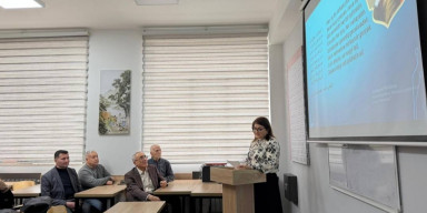 Orta Şərq dilləri və ədəbiyyatı kafedrasının müəllimi Leyla Məmmədovanın "Fars dilində rəng bildirən leksikanın morfoloji quruluş modelləri" mövzusunda elmi seminarı keçirilib