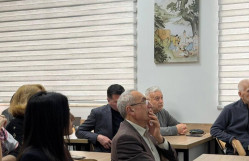 Orta Şərq dilləri və ədəbiyyatı kafedrasının müəllimi Leyla Məmmədovanın "Fars dilində rəng bildirən leksikanın morfoloji quruluş modelləri" mövzusunda elmi seminarı keçirilib