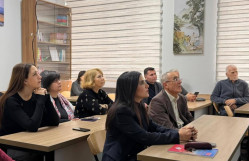 Orta Şərq dilləri və ədəbiyyatı kafedrasının müəllimi Leyla Məmmədovanın "Fars dilində rəng bildirən leksikanın morfoloji quruluş modelləri" mövzusunda elmi seminarı keçirilib