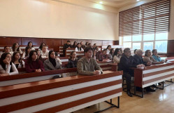 Bərk cisimlər fizikası kafedrasının seminarında  magistrant elmi məruzə ilə çıxış edib
