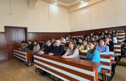 Bərk cisimlər fizikası kafedrasının seminarında  magistrant elmi məruzə ilə çıxış edib