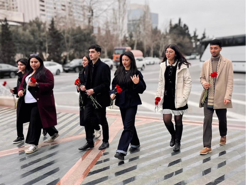 Bakı Dövlət Universitetinin Geologiya fakültəsinin “BDU könüllüləri” təşkilatı və Tələbə Həmkarlar İttifaqı Komitəsinin  birgə təşkilatçılığı ilə Xocalı soyqırımının 34-cü ildönümü münasibətilə “Ana harayı” abidəsinə ziyarət həyata keçirilib.
