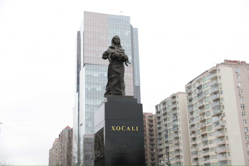 BDU kollektivi “Ana harayı” abidəsini ziyarət edib