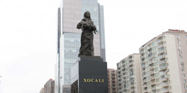 BDU kollektivi “Ana harayı” abidəsini ziyarət edib