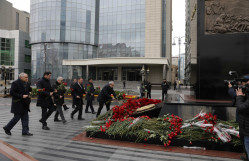 BDU kollektivi “Ana harayı” abidəsini ziyarət edib