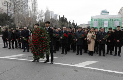 BDU kollektivi “Ana harayı” abidəsini ziyarət edib