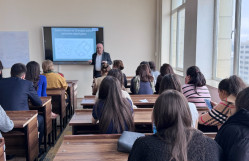 Tarix fakültəsində “Azərbaycanın orta əsr şəhərlərinin arxeoloji memarlığı” mövzusunda elmi seminar keçirilib