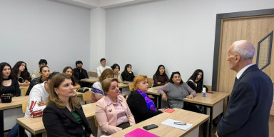 “Altmışıncılar publisistikasının xüsusiyyətləri” mövzusunda ustad dərsi