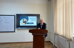 BDU-da müasir Azərbaycan-ingilis ədəbi əlaqələri müzakirə olunub