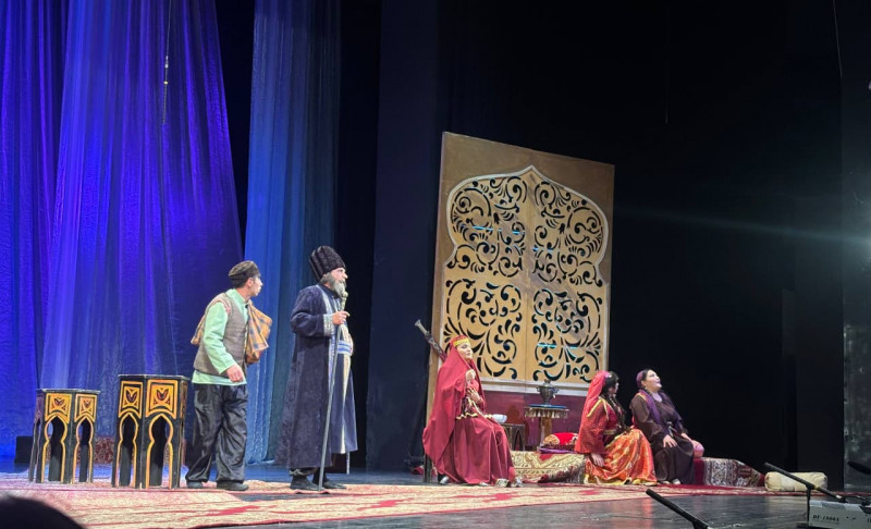 Jurnalistika fakültəsinin tələbələri teatr tamaşasını izləyiblər