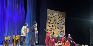 Jurnalistika fakültəsinin tələbələri teatr tamaşasını izləyiblər