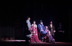 Jurnalistika fakültəsinin tələbələri teatr tamaşasını izləyiblər