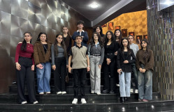 Jurnalistika fakültəsinin tələbələri teatr tamaşasını izləyiblər