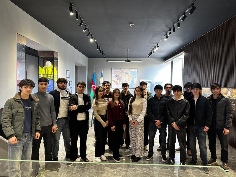 BDU-nun Geologiya fakültəsinin tələbələri Faydalı qazıntılar muzeyində