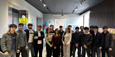 BDU-nun Geologiya fakültəsinin tələbələri Faydalı qazıntılar muzeyində