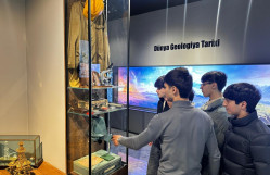 BDU-nun Geologiya fakültəsinin tələbələri Faydalı qazıntılar muzeyində