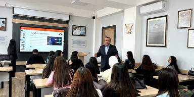 "Radio evi və onun texniki avadanlığı" mövzusunda açıq dərs