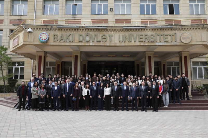 Xarici işlər nazirinin müavini Yalçın Rəfiyev BDU tələbələri ilə görüşüb