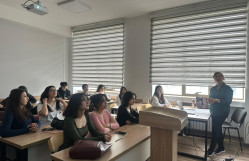 "Televiziyada xəbər süjetinin elementləri və onun istehsal texnologiyası" mövzusunda açıq dərs