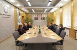 Türkiyə Böyük Milli Məclisinin deputatı Sərkan Bayram BDU tələbələri ilə görüşüb