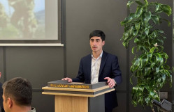 Bakı Dövlət Universitetinin  Geologiya fakültəsinin Tələbə Həmkarlar İttifaqı Komitəsi və “BDU könüllüləri” təşkilatının birgə təşkilatçılığı ilə Aprel döyüşlərinin 10 illiyi münasibətilə “Aprel Döyüşləri: Tarixi yaddaş, Milli Qürur və Zəfər ruhu” adlı tədbir keçirilib.