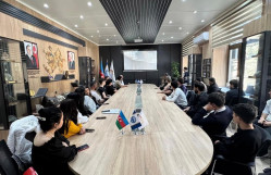 Bakı Dövlət Universitetinin  Geologiya fakültəsinin Tələbə Həmkarlar İttifaqı Komitəsi və “BDU könüllüləri” təşkilatının birgə təşkilatçılığı ilə Aprel döyüşlərinin 10 illiyi münasibətilə “Aprel Döyüşləri: Tarixi yaddaş, Milli Qürur və Zəfər ruhu” adlı tədbir keçirilib.