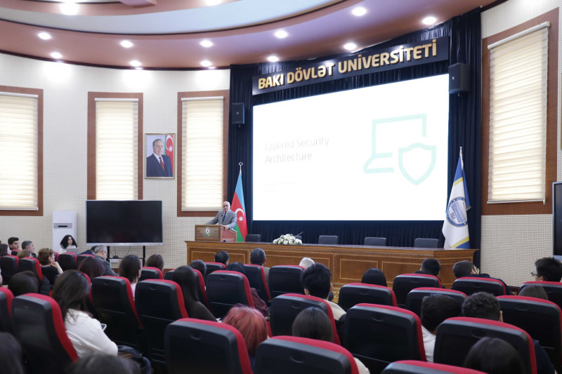 RİNN yanında Elektron Təhlükəsizlik Xidmətinin rəisi BDU-da ustad dərsi keçib: “Çoxqatlı təhlükəsizlik arxitekturası”