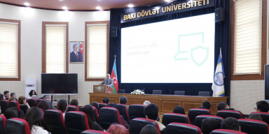 RİNN yanında Elektron Təhlükəsizlik Xidmətinin rəisi BDU-da ustad dərsi keçib: “Çoxqatlı təhlükəsizlik arxitekturası”