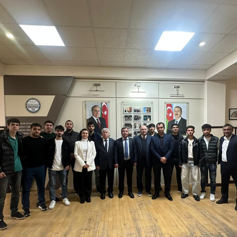 Tarix fakültəsinin futbol komandası yarımfinal mərhələsində uğurlu çıxış edərək finala vəsiqə qazanması münasibətilə fakültə rəhbərliyi komanda üzvləri ilə görüş keçirib