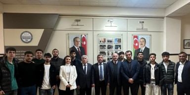 Tarix fakültəsinin futbol komandası yarımfinal mərhələsində uğurlu çıxış edərək finala vəsiqə qazanması münasibətilə fakültə rəhbərliyi komanda üzvləri ilə görüş keçirib