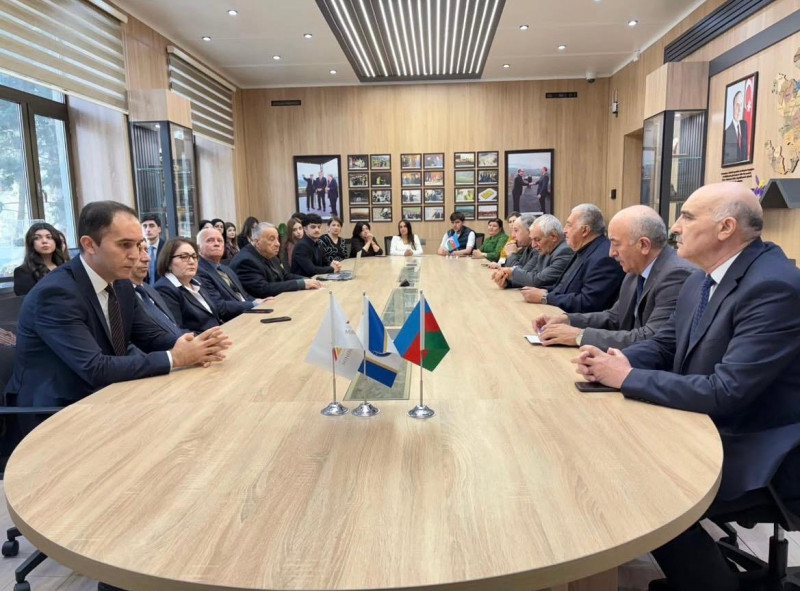 Bakı Dövlət Universitetində (BDU) “22 Aprel - Beynəlxalq Yer Günü”nə həsr olunmuş Geologiya, Ekologiya və torpaqşünaslıq və Coğrafiya fakültələrinin “BDU könüllüləri” təşkilatının təşəbbüsü ilə maarifləndirici tədbir keçirilib.