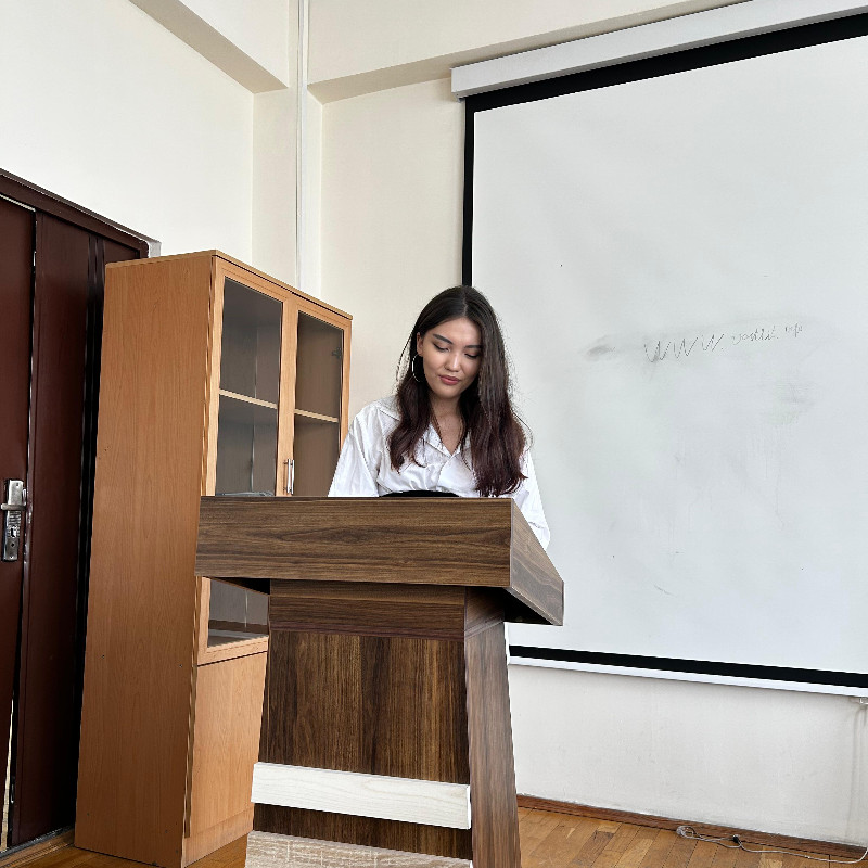 Qazaxıstan Respublikasının K.Jubanov adına Aktobe Regional Universitetinin tələbəsi Aikerim Kyrymkulova Tarix fakültəsində 2025-2026-cı tədris ilinin yaz semestrində dərslərdə iştirak edir