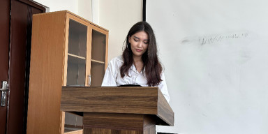 Qazaxıstan Respublikasının K.Jubanov adına Aktobe Regional Universitetinin tələbəsi Aikerim Kyrymkulova Tarix fakültəsində 2025-2026-cı tədris ilinin yaz semestrində dərslərdə iştirak edir
